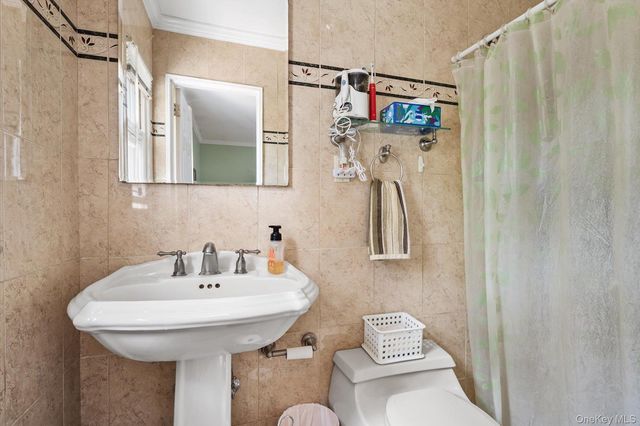 29 Audley Circle, Plainview, NY 11803