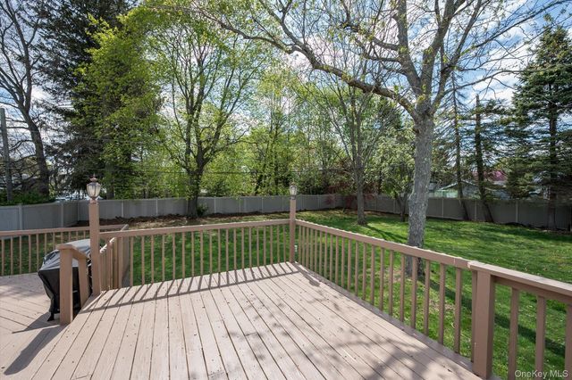 29 Audley Circle, Plainview, NY 11803