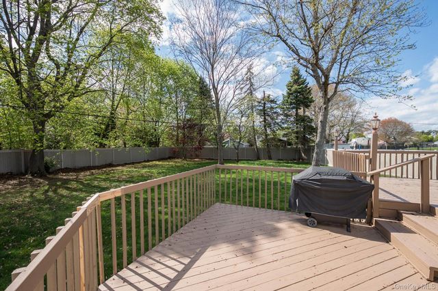 29 Audley Circle, Plainview, NY 11803