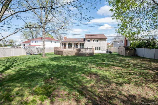 29 Audley Circle, Plainview, NY 11803