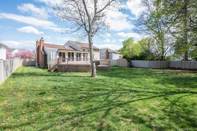 29 Audley Circle, Plainview, NY 11803