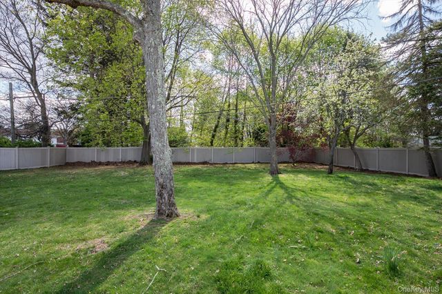 29 Audley Circle, Plainview, NY 11803