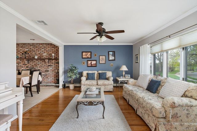 29 Audley Circle, Plainview, NY 11803