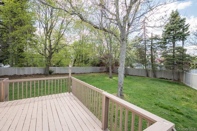 29 Audley Circle, Plainview, NY 11803