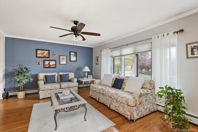 29 Audley Circle, Plainview, NY 11803