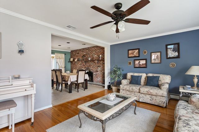 29 Audley Circle, Plainview, NY 11803