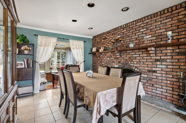 29 Audley Circle, Plainview, NY 11803