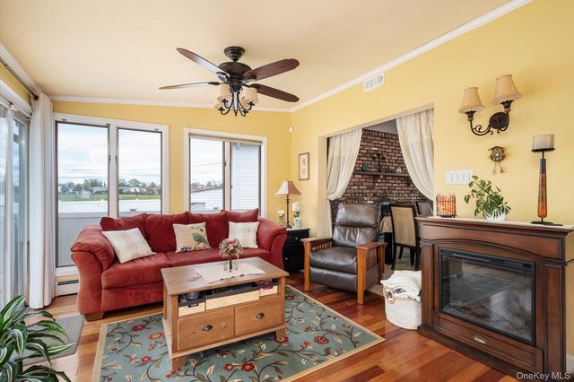 29 Audley Circle, Plainview, NY 11803