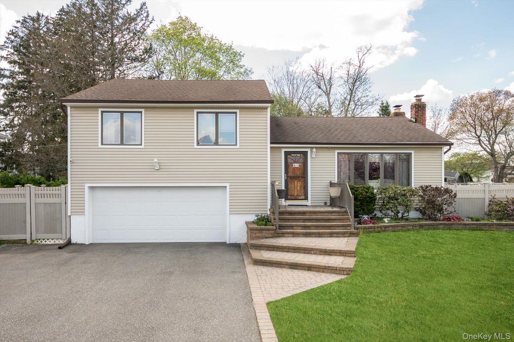 29 Audley Circle, Plainview, NY 11803