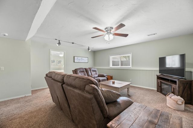 929 E Mona Cir, Wichita, KS 67216