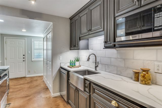 1295 Roaring Springs Road, Fort Worth, TX 76114