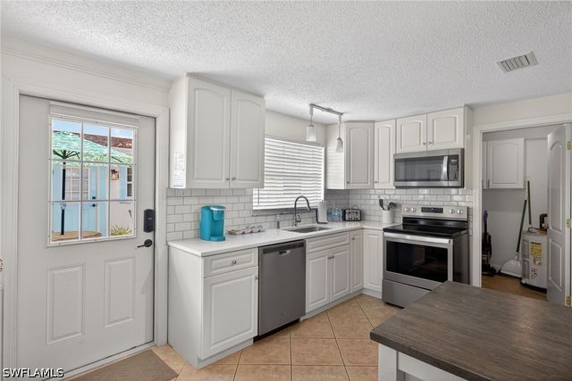 559 105th AVE N, Naples, FL 34108
