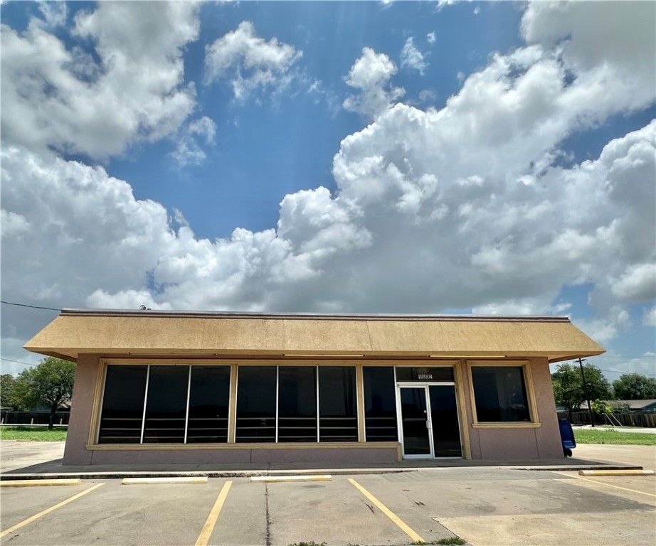 9602 Leopard St, Corpus Christi, TX 78410