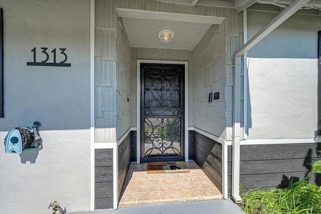 1313 Gladstone Dr, Sacramento, CA 95864