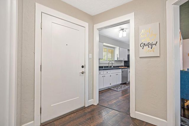 1313 Gladstone Dr, Sacramento, CA 95864