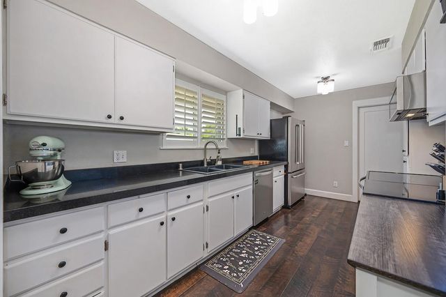 1313 Gladstone Dr, Sacramento, CA 95864