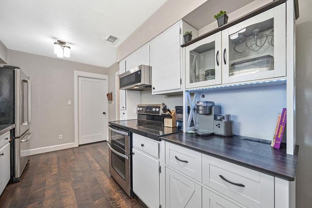 1313 Gladstone Dr, Sacramento, CA 95864