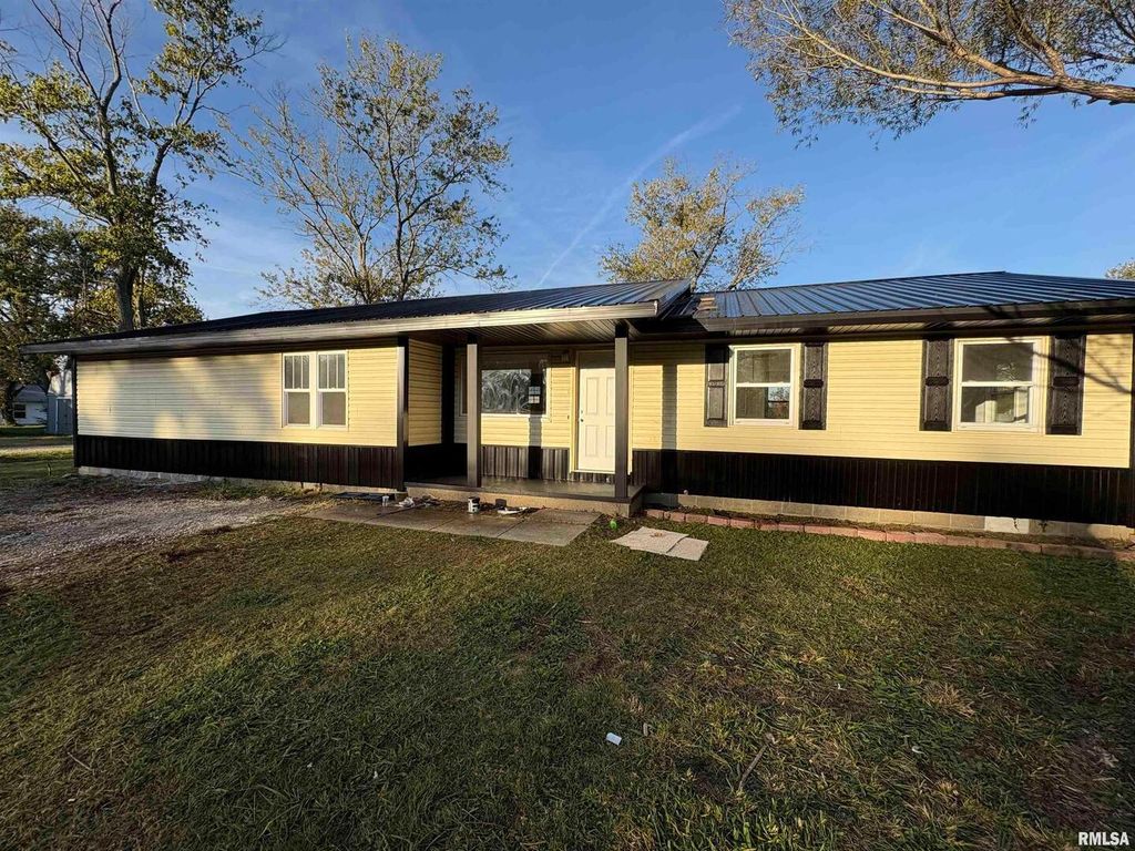 Image 2 of property listing at 3305 Selmaville Road, Salem, IL 62881