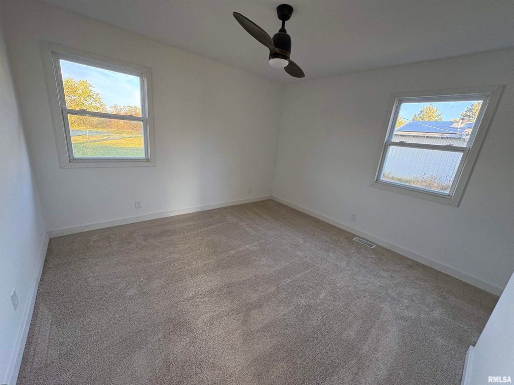 Image 11 of property listing at 3305 Selmaville Road, Salem, IL 62881