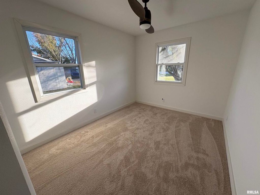 Image 12 of property listing at 3305 Selmaville Road, Salem, IL 62881