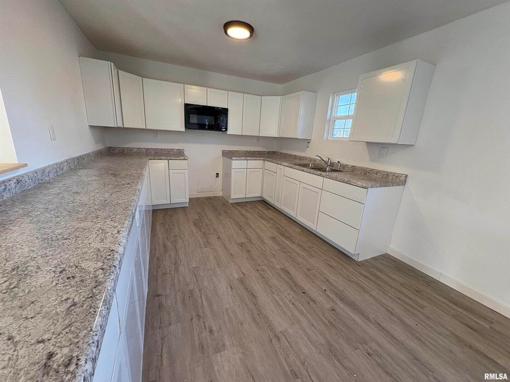 Image 14 of property listing at 3305 Selmaville Road, Salem, IL 62881