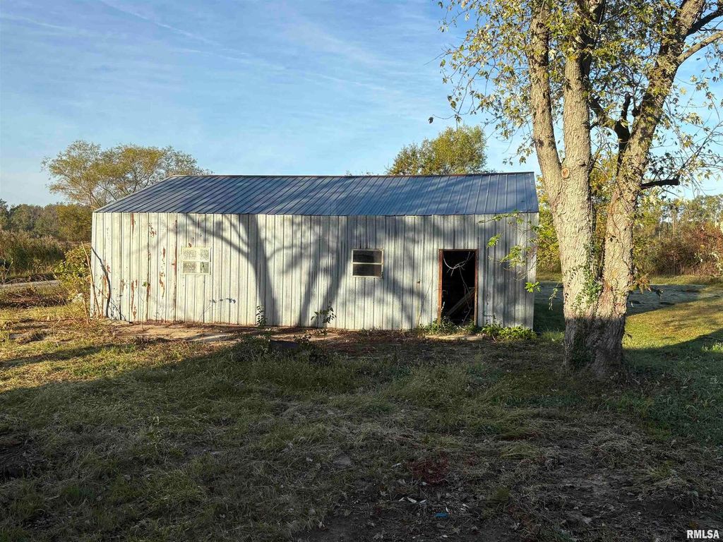 Image 17 of property listing at 3305 Selmaville Road, Salem, IL 62881