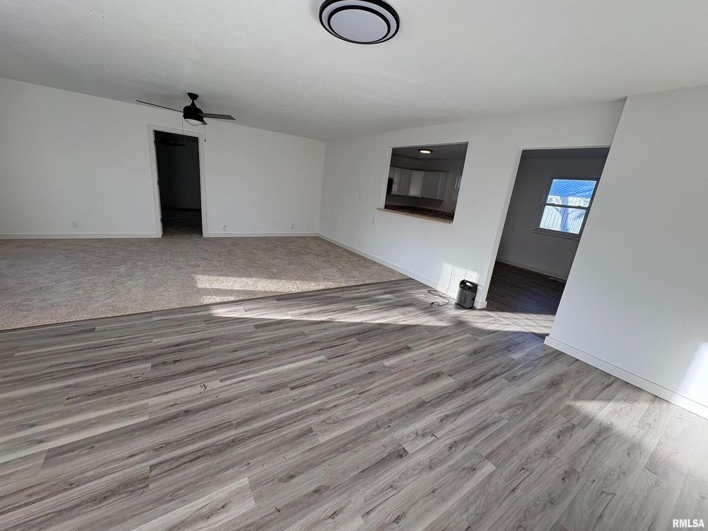 Image 3 of property listing at 3305 Selmaville Road, Salem, IL 62881