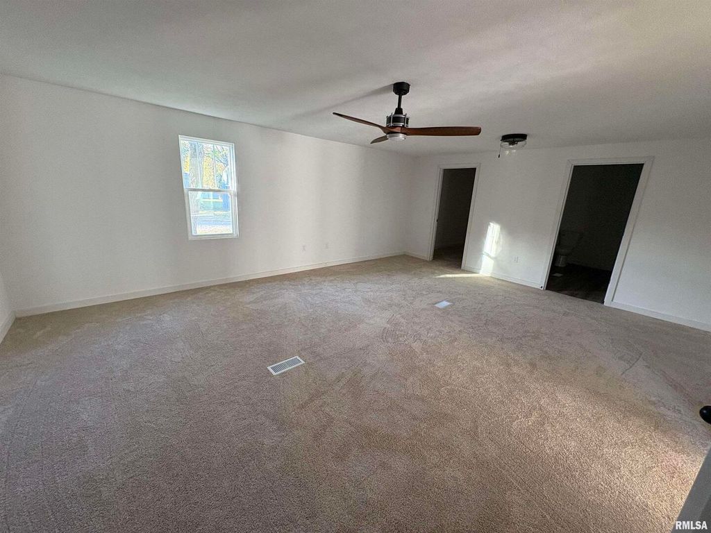 Image 6 of property listing at 3305 Selmaville Road, Salem, IL 62881