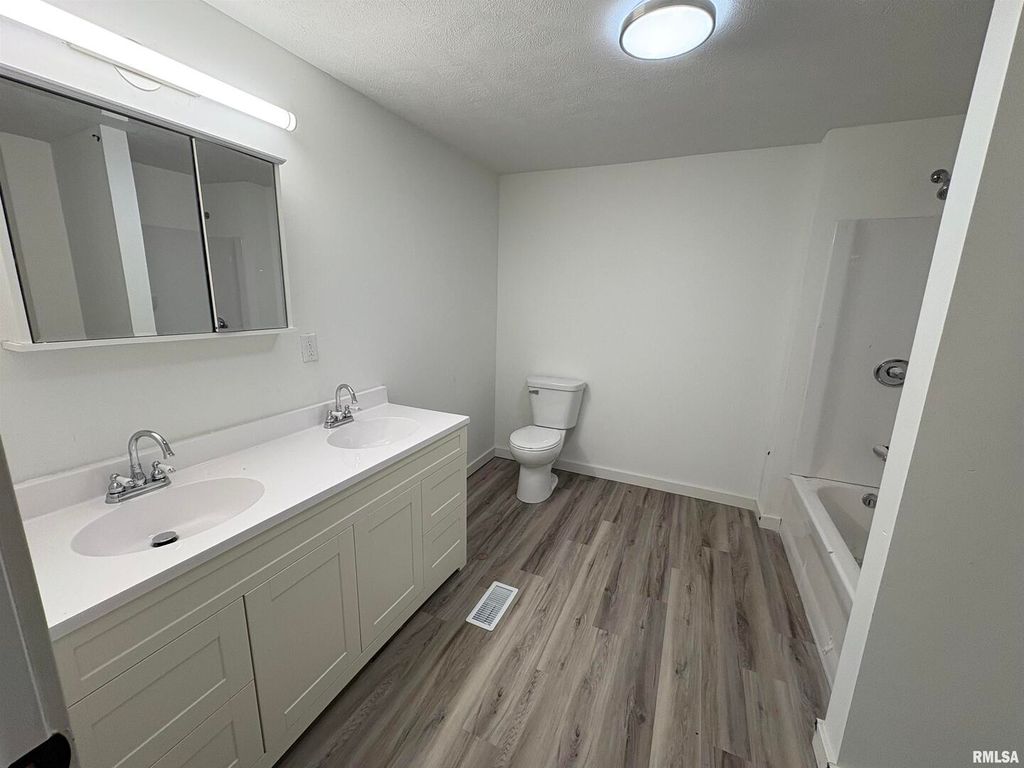 Image 7 of property listing at 3305 Selmaville Road, Salem, IL 62881