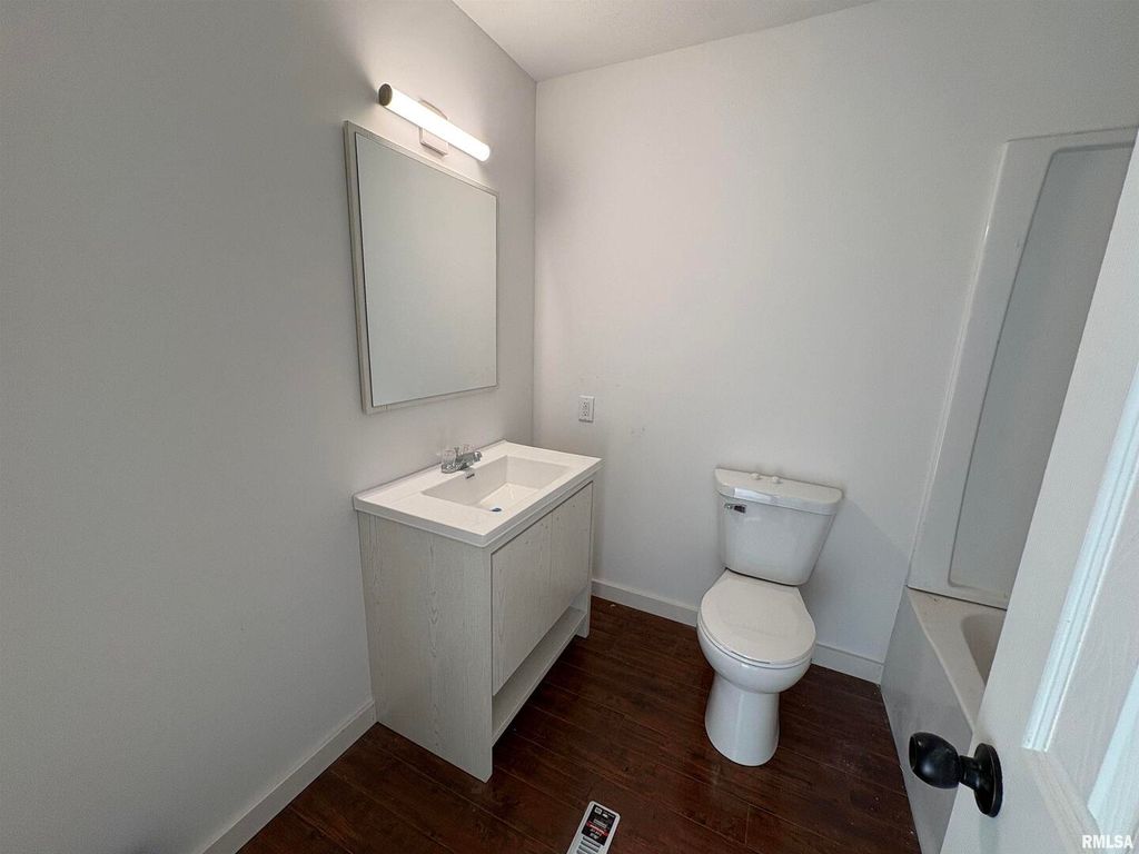 Image 9 of property listing at 3305 Selmaville Road, Salem, IL 62881