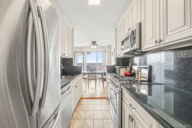 166-25 powells cove blvd 15G, Beechhurst, NY 11357