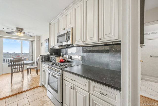 166-25 powells cove blvd 15G, Beechhurst, NY 11357