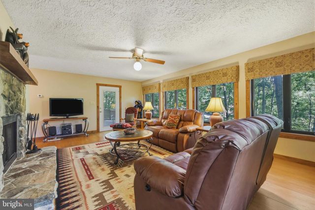 309 LOCUST LN, Mount Jackson, VA 22842