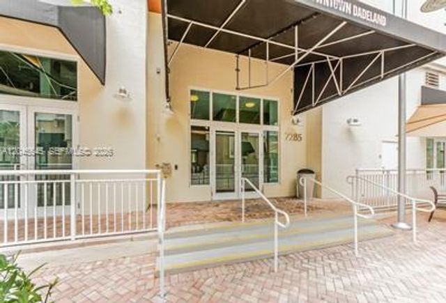 7285 SW 90th St D409, Miami, FL 33156