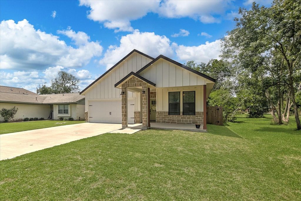 502 S Carroll Street, La Porte, TX 77571