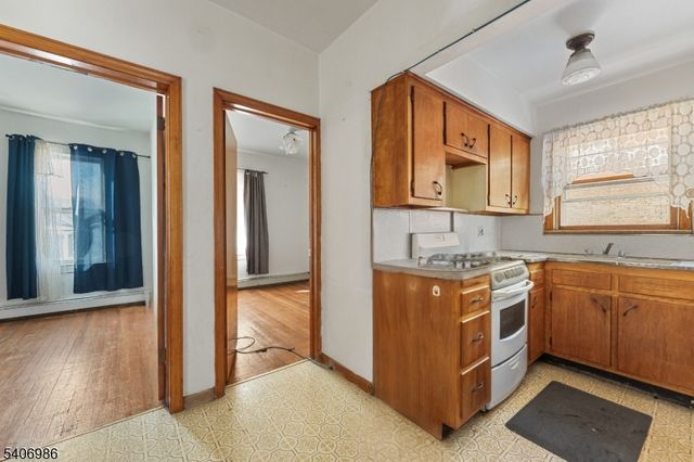 22 Arthur St, Clifton City, NJ 07011