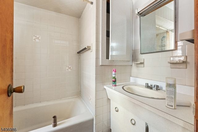 22 Arthur St, Clifton City, NJ 07011