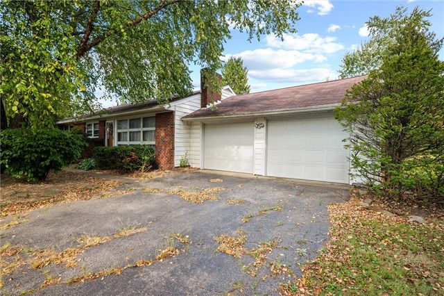 39 S Buhl Farm Dr, Hermitage, PA 16148