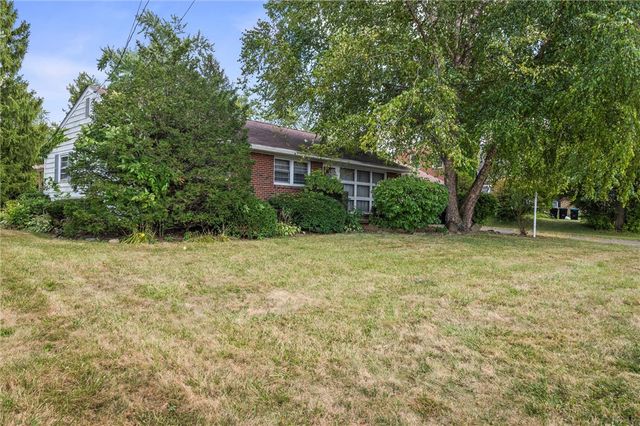 39 S Buhl Farm Dr, Hermitage, PA 16148