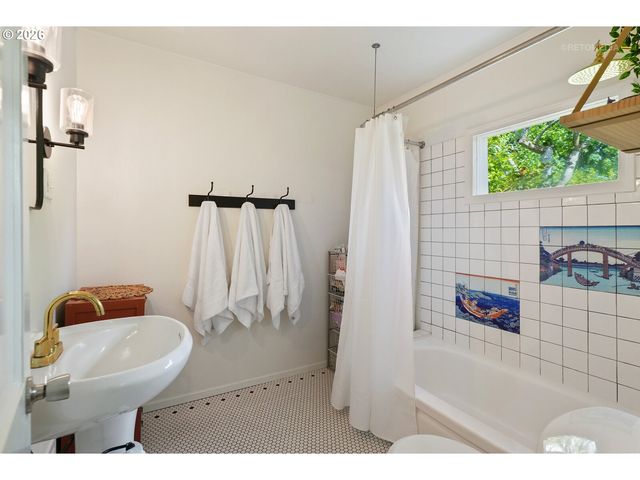 1411 Ne HIGHLAND St, Portland, OR 97211