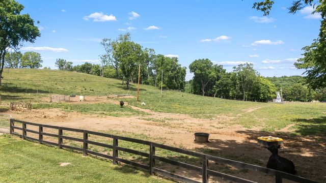 4303 Moore Ln, Culleoka, TN 38451