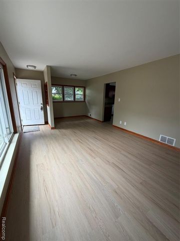 1244 E Dallas Avenue, Madison Heights, MI 48071
