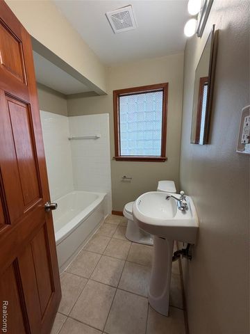 1244 E Dallas Avenue, Madison Heights, MI 48071