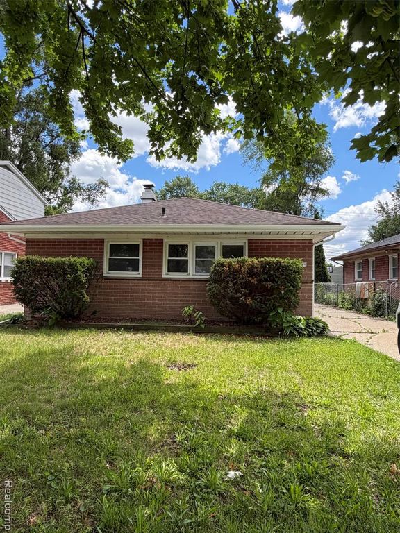 1244 E Dallas Avenue, Madison Heights, MI 48071