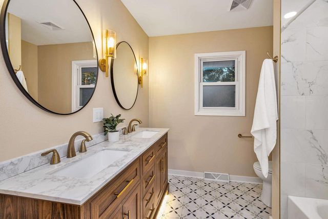 S26W26876 Mac Arthur ROAD, Waukesha, WI 53188