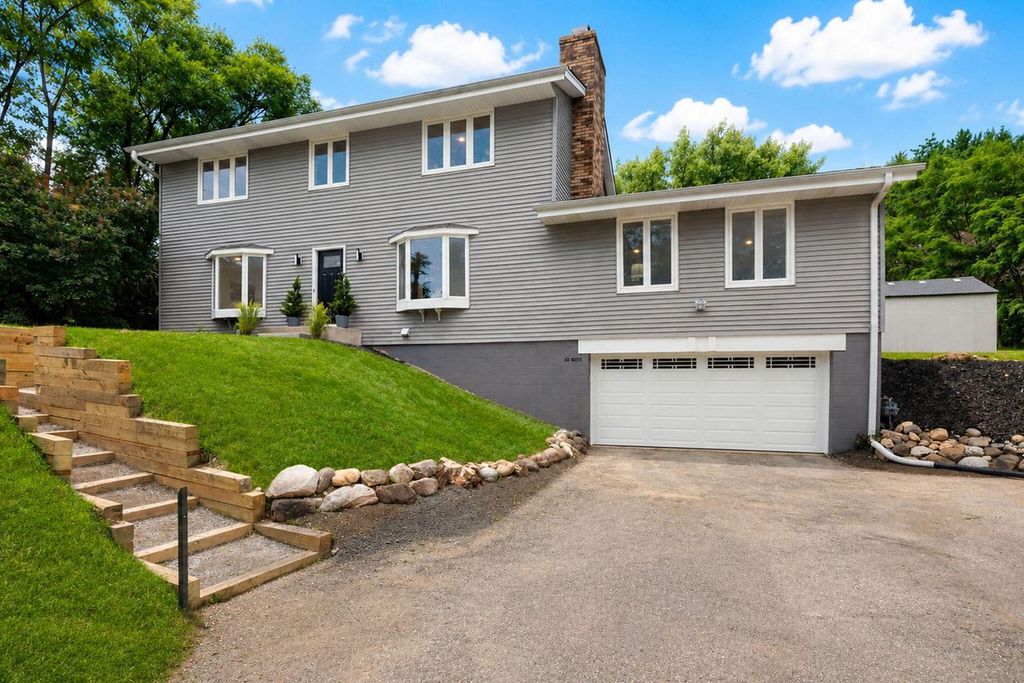S26W26876 Mac Arthur ROAD, Waukesha, WI 53188