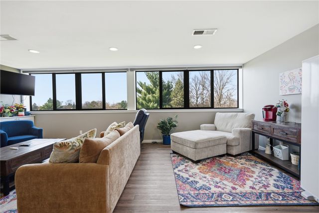 820 Club House Drive 3F, North Liberty, IA 52317