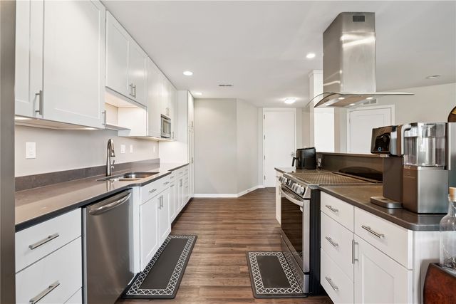 820 Club House Drive 3F, North Liberty, IA 52317