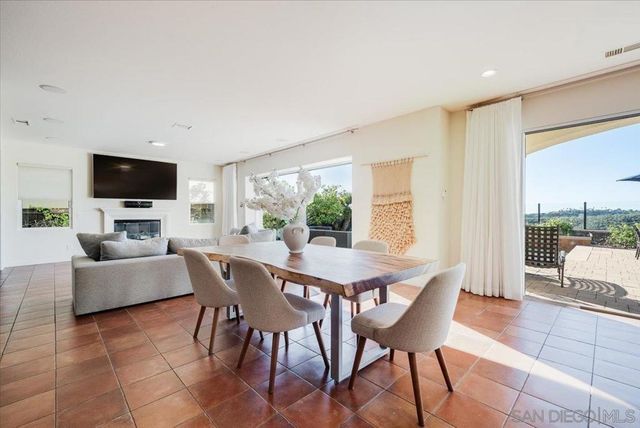 7135 Sitio Caliente, Carlsbad, CA 92009