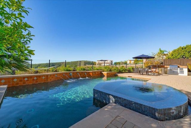 7135 Sitio Caliente, Carlsbad, CA 92009